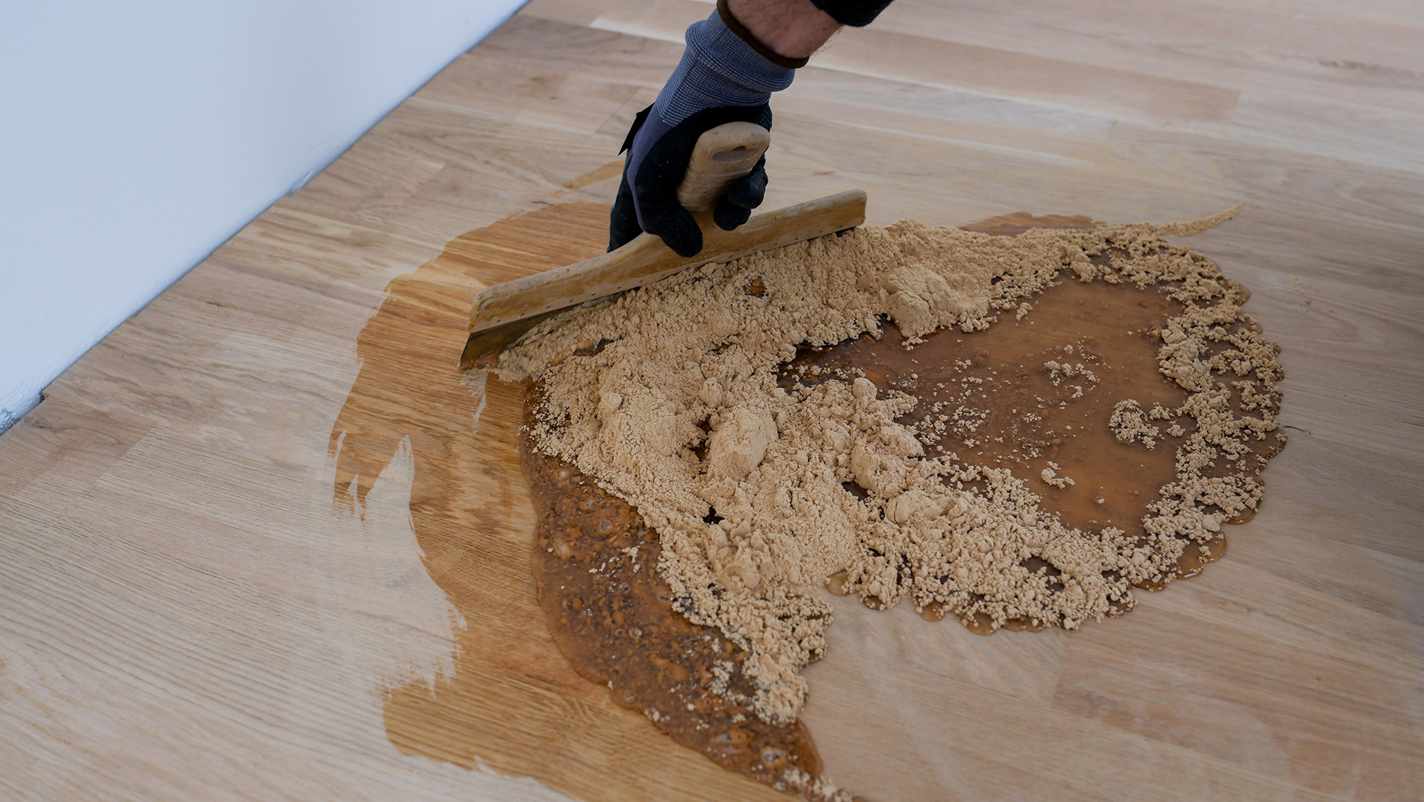 Application of a Gap Filling on a Wooden Floors