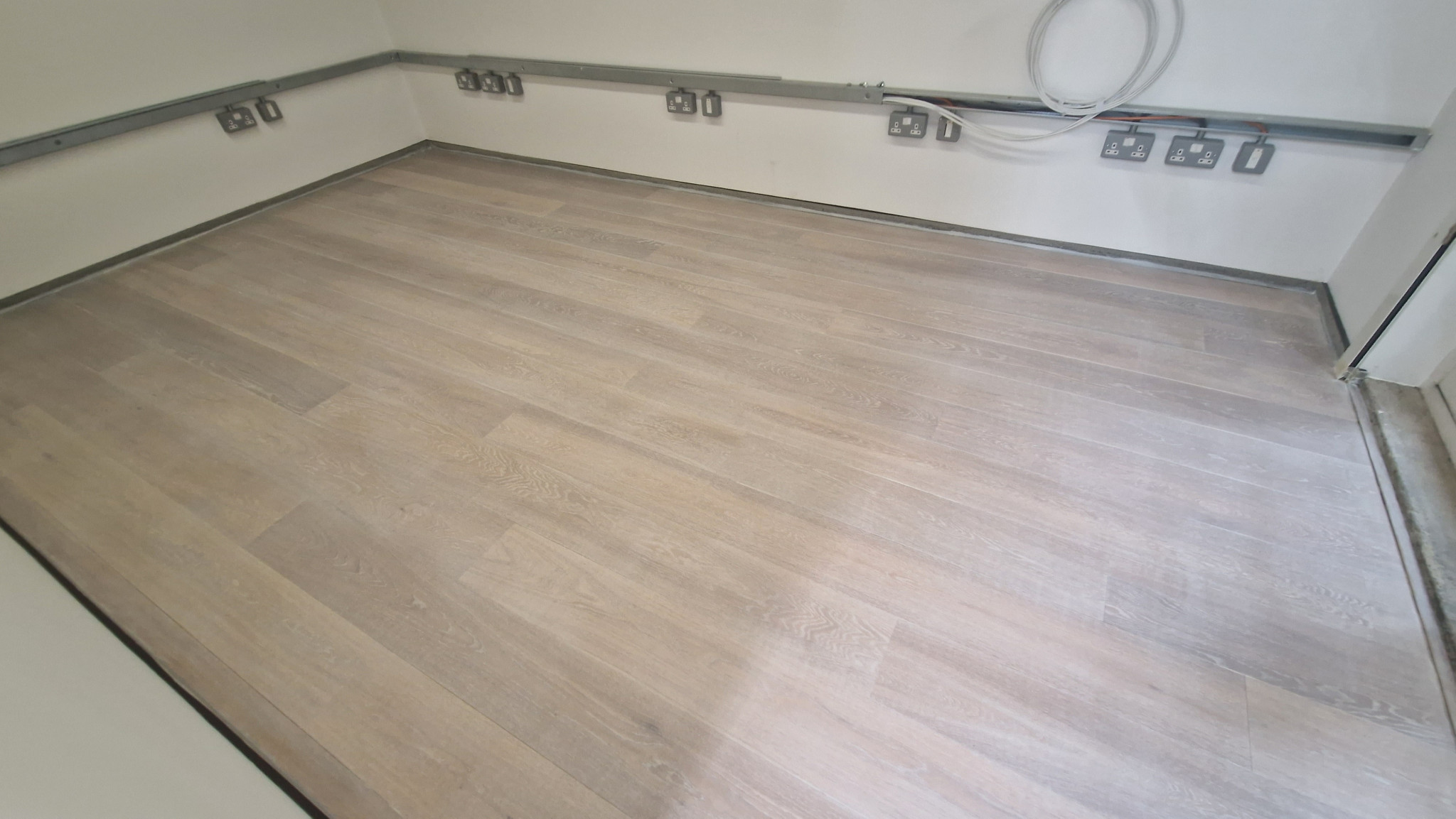 Popular Staining Wooden Floors with Lacquered Finish