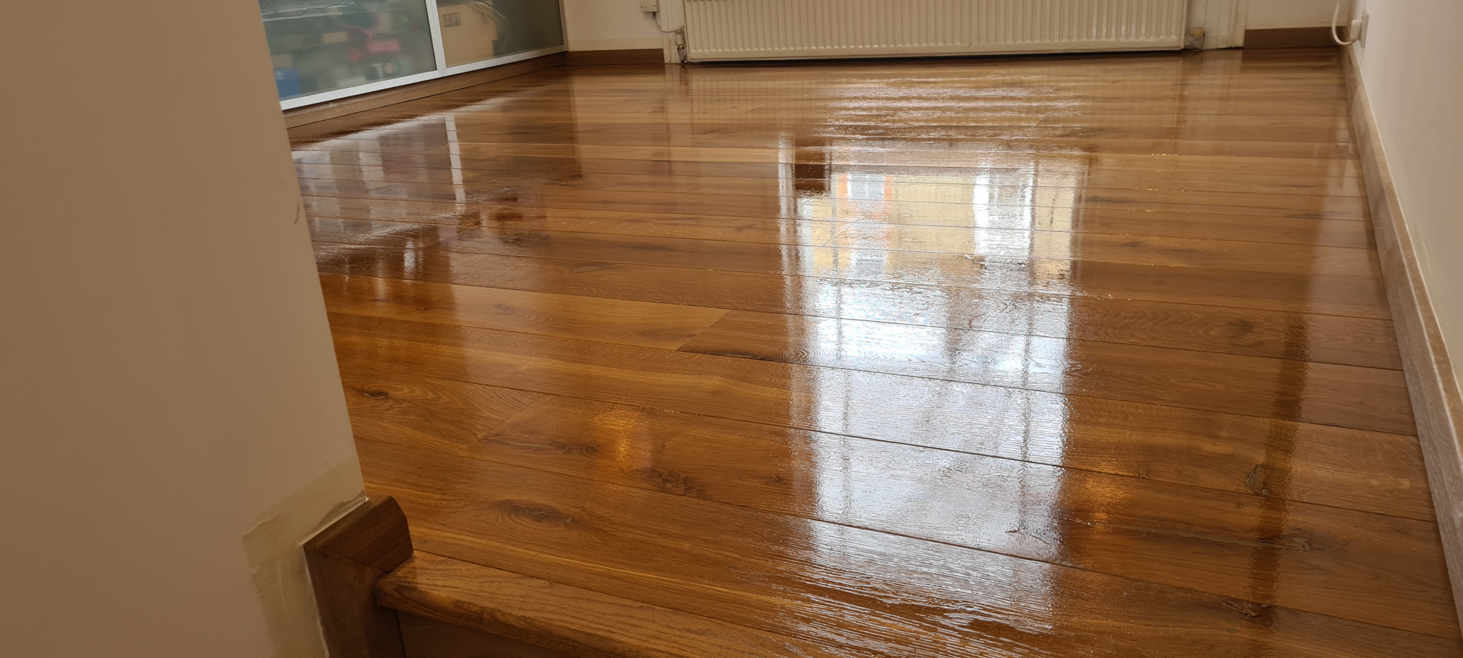 Professional application of Osmo Polyx-Oil on a parquet flooring.